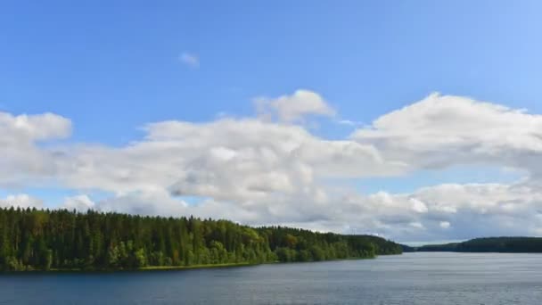 Mraky běží nad jezerem. Timelapse — Stock video