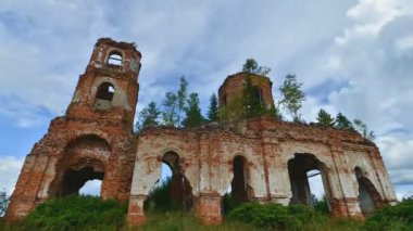 Bulutlar Kazan Hanımı 'nın harap kilisesinin üzerinden geçiyor. Rus köyü Noviki. Rusya, Novgorod bölgesi 