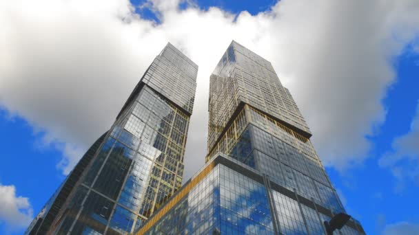 Staal en glas bedrijfsgebouwen weerspiegelen de lucht en de wolken, Moskou — Stockvideo