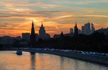 Sunset bulvarında Moskova Kremlin duvarları