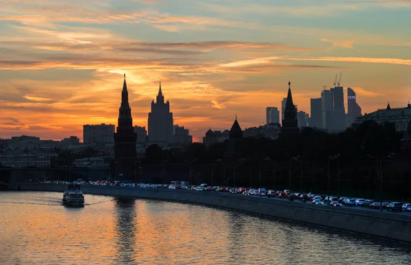 Puesta de sol en las paredes del Kremlin de Moscú — Foto de Stock