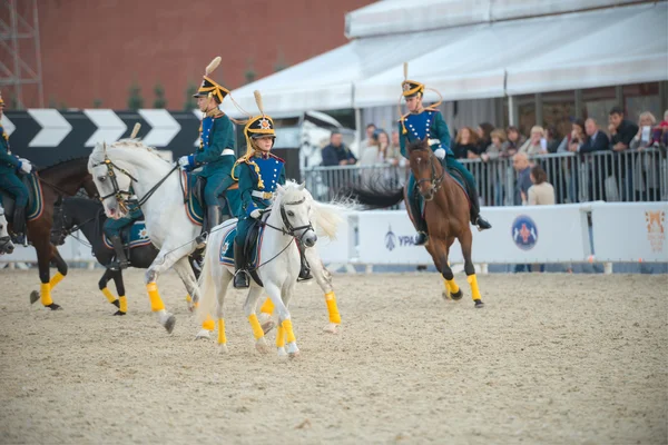 Cavaleiros de cavalaria escolta honorária do Presidencial com os jovens — Fotografia de Stock