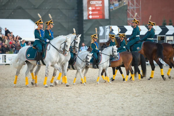 Cavaleiros de cavalaria escolta honorária do Presidencial com os jovens — Fotografia de Stock