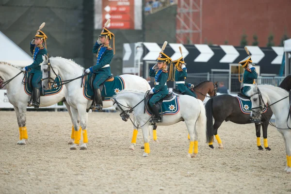 Cavaleiros de cavalaria escolta honorária do Presidencial com os jovens — Fotografia de Stock
