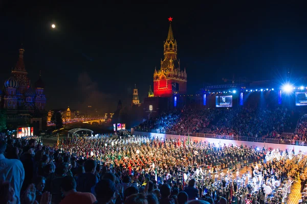 Všechny účastníky a diváky na mezinárodní vojenské hudební festival Spasská věž — Stock fotografie