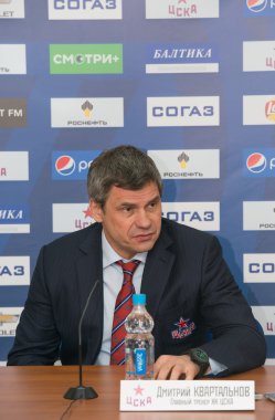 Baş antrenör Cska hokey kulübü Dmitry Kvartalnov
