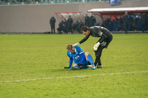 Goalkeeper helps injured player — Stock Photo, Image