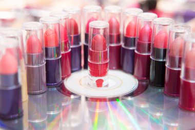 Ruj. Makyaj kavramı. Moda renkli ruj