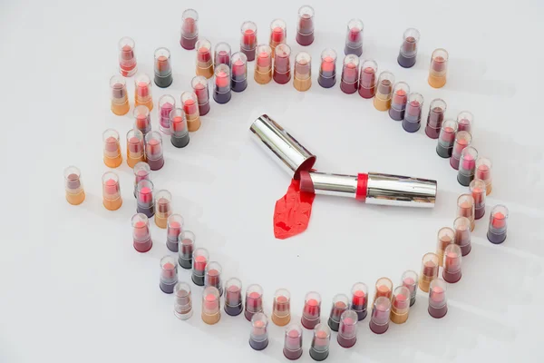 The concept of crime. Big lipstick in a pool of blood surrounded — Stock Photo, Image