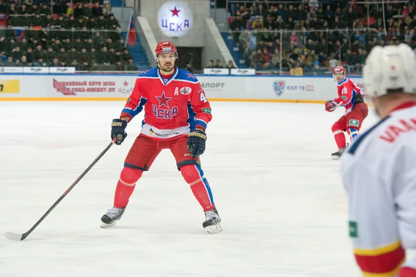 Eugene Artyuhin (44) en acción en el juego de hockey — Foto de Stock