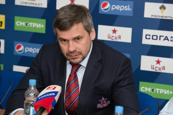 Entrenador principal del club de hockey CSKA Dmitry Kvartalnov — Foto de Stock
