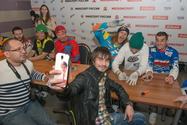 Moskou - 13 maart: Fmx rider, motofristayler geven handtekeningen par — Stockfoto