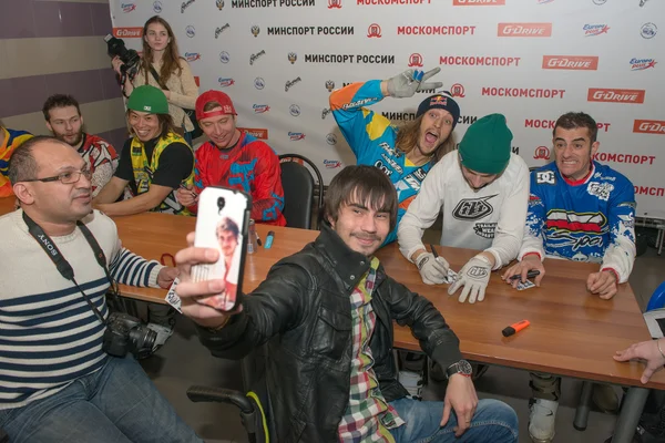 MOSCOW - MARCH 13: FMX rider, motofristayler give autographs par Stock Picture