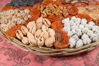 çeşitli fındık ve kuru meyve hasır plaka
