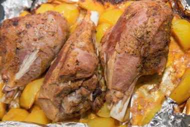 Akşam yemeği ile folyo uyluk Türkiye ve patates pişmiş