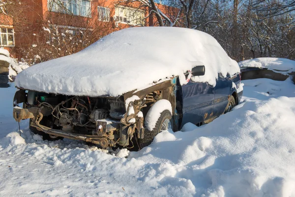 Broken and shattered car is worth in the snow — Stock Photo, Image