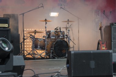 Sahne Alanı'ndaki duman davul müzik alet
