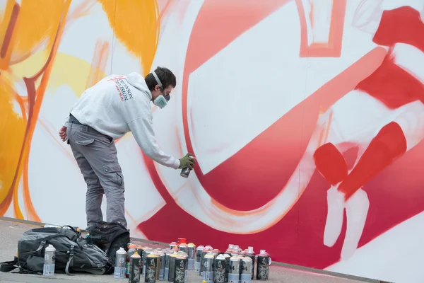 Graffitikonstnär fungerar på hans skapelse — Stockfoto