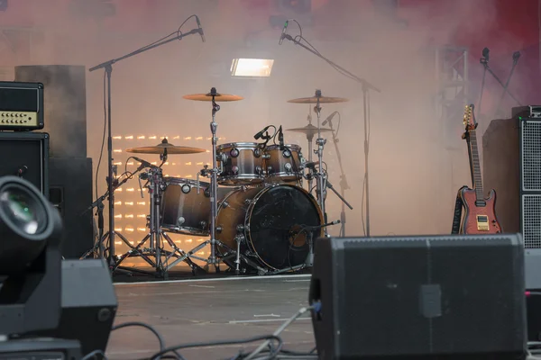 Drums muzikale hulpmiddel in het werkgebied in de rook — Stockfoto
