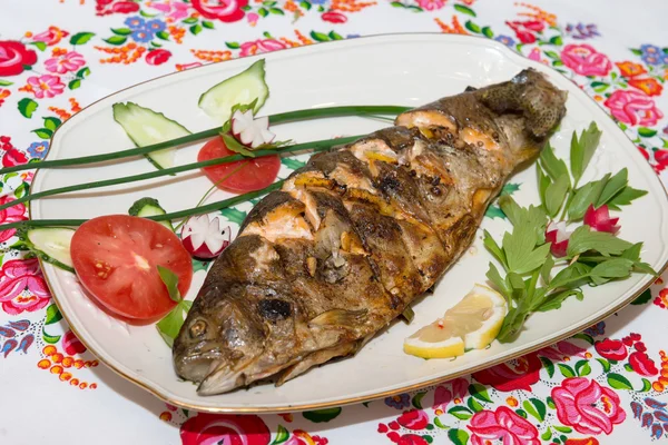 Kızarmış balık bir tabakta sebze ile — Stok fotoğraf