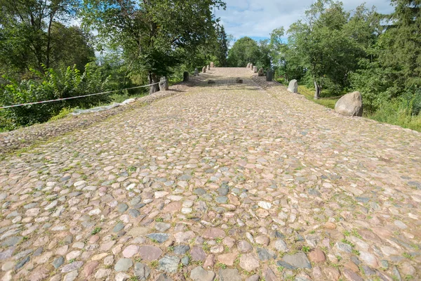 Ponte de pedra-arco de cem metros com duas grutas - aviário Fotos De Bancos De Imagens