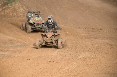 Hipodromda tam kimliği belirsiz biniciler