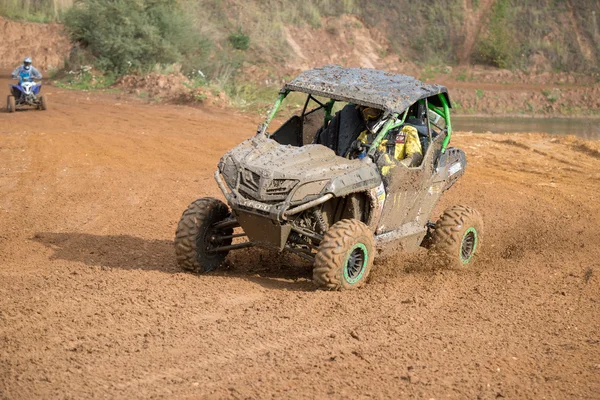 Hipodromda tam kimliği belirsiz biniciler