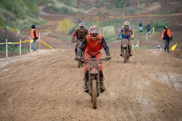 Jinetes no identificados en la pista, clase MOTO —  Fotos de Stock