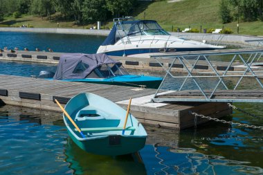 Tekneler ve rıhtımın Motorlu kayak sandallar