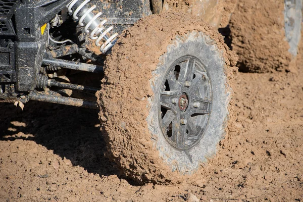 Carro de corrida com rodas sujas — Fotografia de Stock