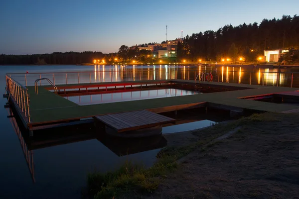 Natt utsikt över sjön sen sommarkväll — Stockfoto