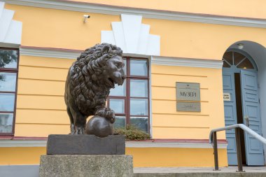 Aslan Novgorod devlet Museu yakınındaki topu ile bronz heykel