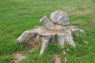 Oymacılığı. Cherepashonkom bir ağaç güdük üzerinde ile kaplumbağa.