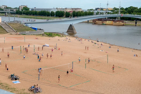 Folk spelar volleyboll på stranden — Stockfoto