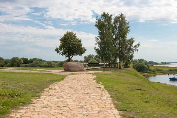 Minnesmärke skylt "Prince's Stone" för Rurik i Veliky — Stockfoto