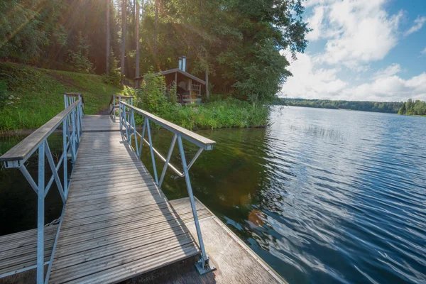 PIR som sträcker sig ut i en sjö för fiske — Stockfoto