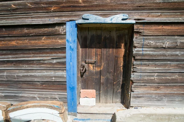 Old wooden door with old lock closed — Stock Photo, Image