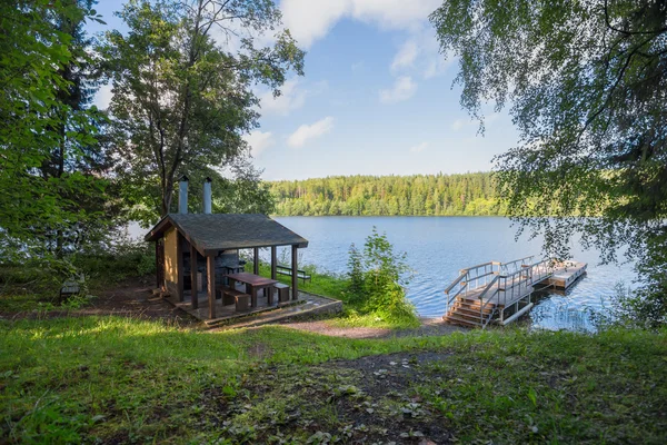 Kerti pavilon, pihenés és étkezés előkészítéséhez a tó az erdőben: Stock Kép