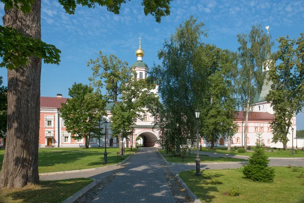 Das waldai iver svyatoozersky jungfräuliche Kloster. die Torkirche — Stockfoto