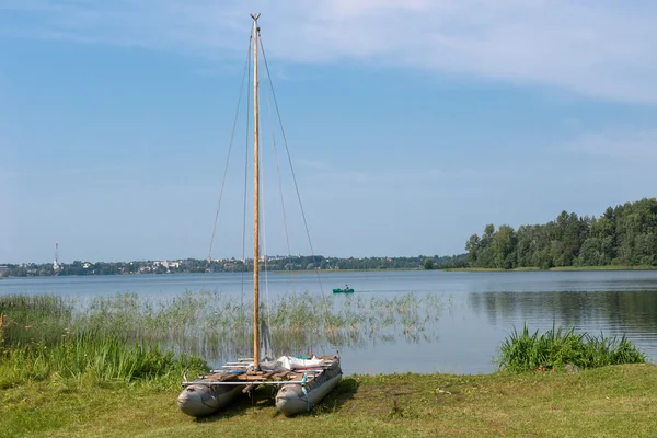 Uppblåsbara katamaran vilar på stranden — Stockfoto