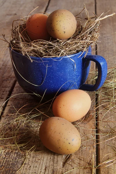 Boerderij eieren in blauwe emaille beker en lepel — Stockfoto