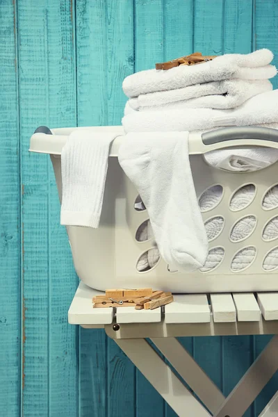 Panier à linge avec serviettes — Photo