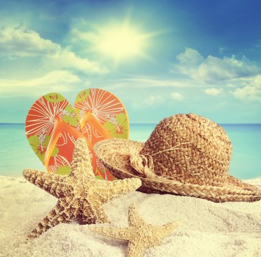 Sandy beach, hasır şapka ve yaz aylarında deniz yıldızı