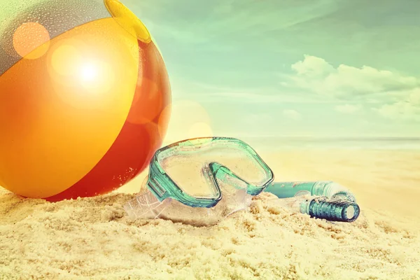 Beachball und Brille im Sand — Stockfoto