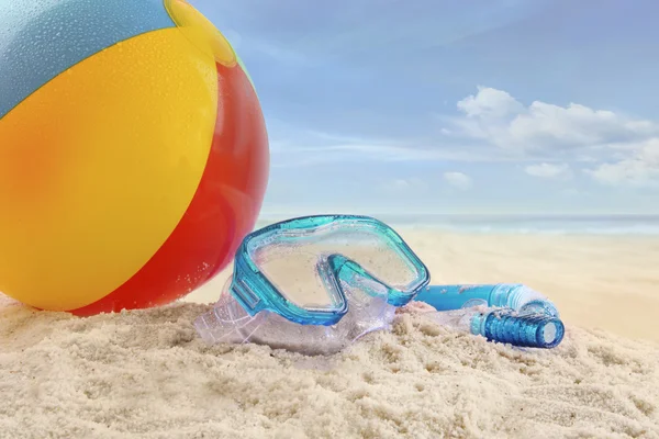 Bola de playa y gafas en la arena — Foto de Stock