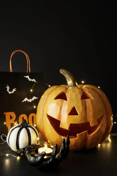 Grande citrouille d'Halloween avec lumière et décorations — Photo