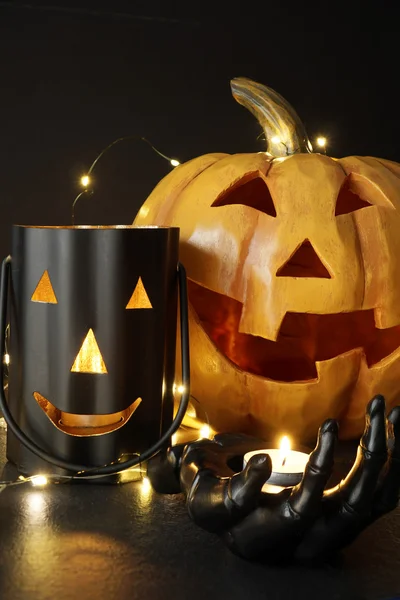 Různé svíčky Halloween s dýní v pozadí — Stock fotografie
