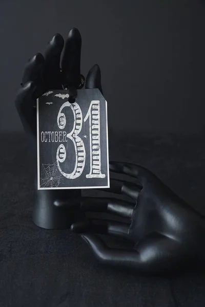 Чорні Руки Тримають Картку Хеллоуїна — стокове фото