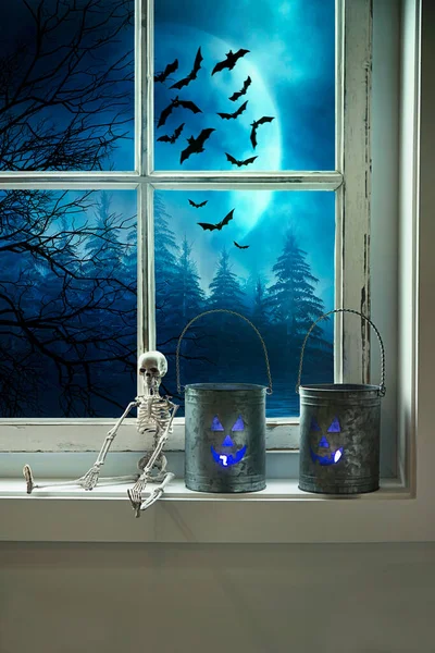 ハロウィーンのための窓の上にろうそく付きの金属缶 — ストック写真