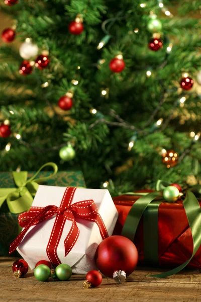 Geschenke unter dem Weihnachtsbaum — Stockfoto